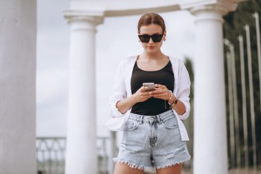 Cum alegi pantaloni scurți damă eleganți pentru ieșiri în oraș
